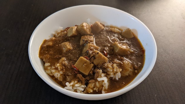 白いスマイルボウルにご飯にかける麻婆豆腐